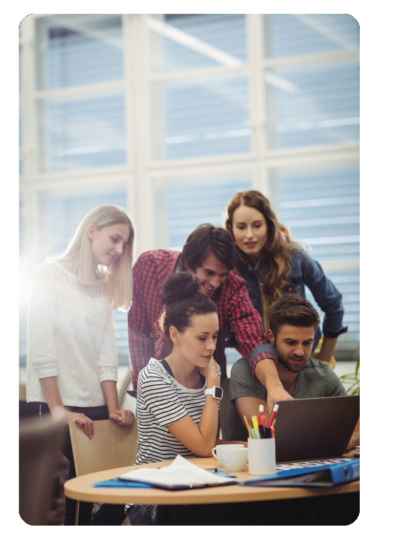 Equipo de agencia digital utilizando la plataforma WaappBusiness en marca blanca